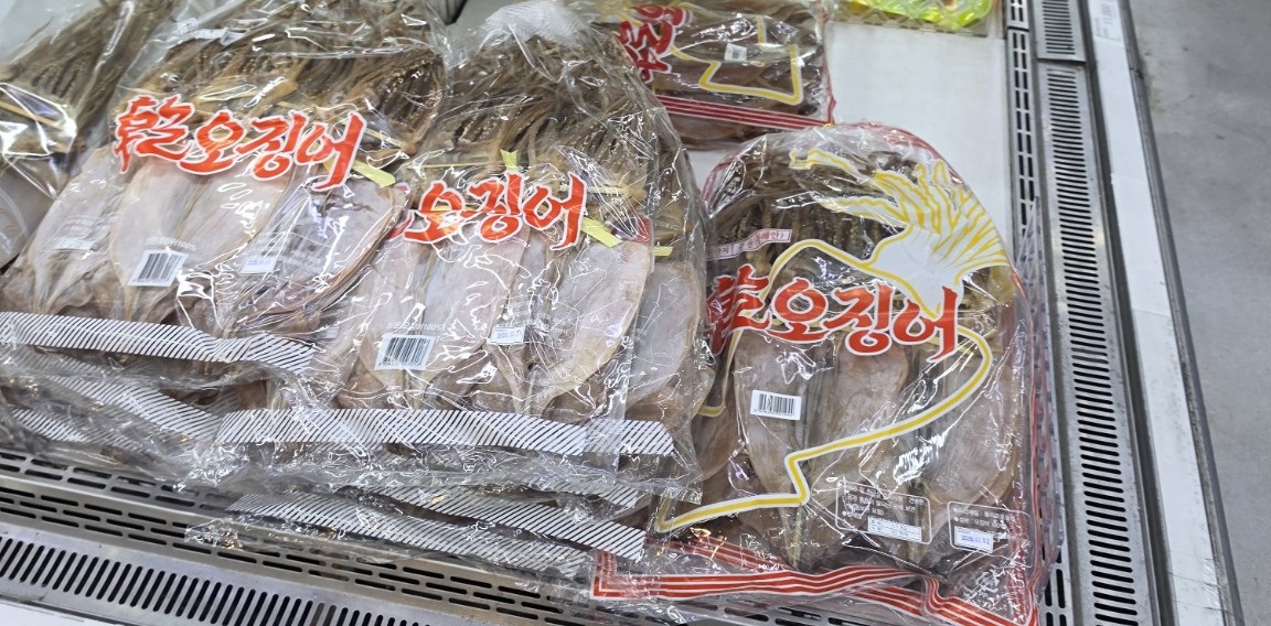 가격표를 제외해 자른 오징어 상품 매장 진열 사진